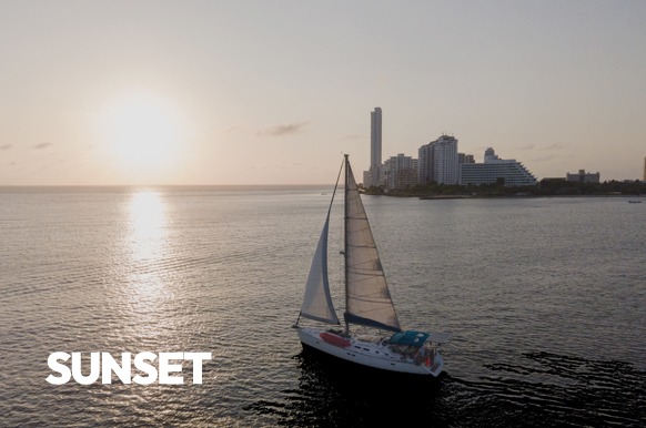 La mejor experiencia, cursos, tour bahia que ofrece colombiabyboat navegar con los mejores servicios, seguridad y experiencia. ¡atrevete te esperamos!